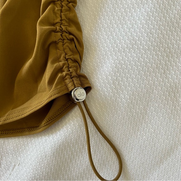 Alo Yoga Cinch It Up Short Women’s Small Golden Olive Branch Adjustable Sides - Picture 7 of 14